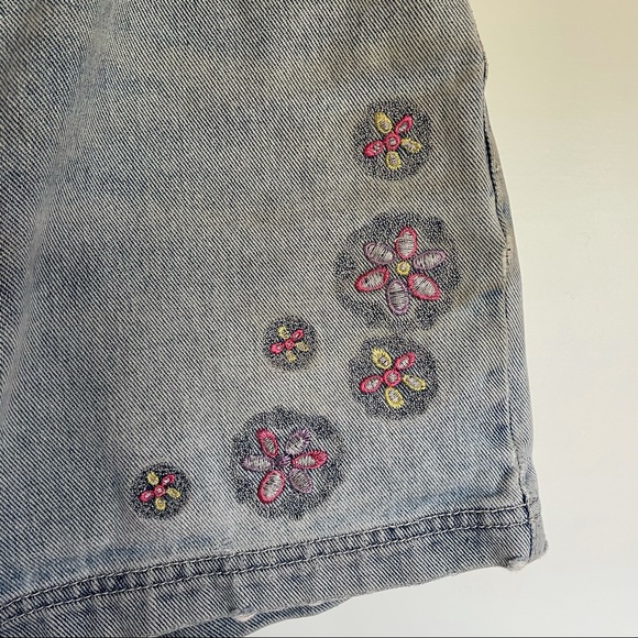Vintage high waisted blue denim shorts with flowers size 9 - Picture 6 of 6